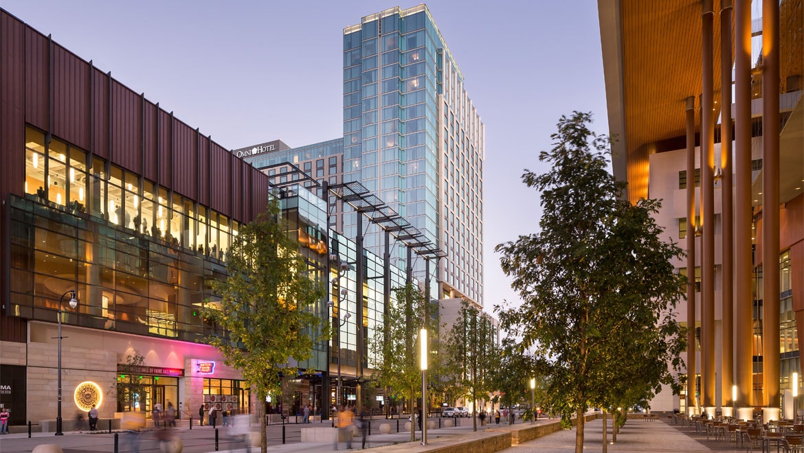 bnadtn-omni-nashville-hotel-exterior-retail