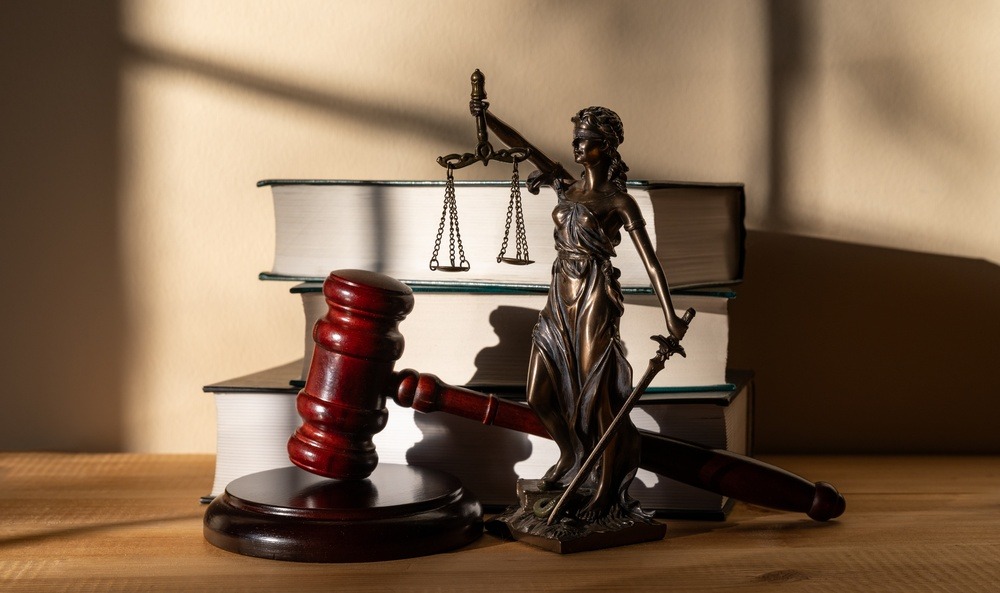 A,Figure,Of,Themis,,Books,And,A,Judge's,Gavel,Against